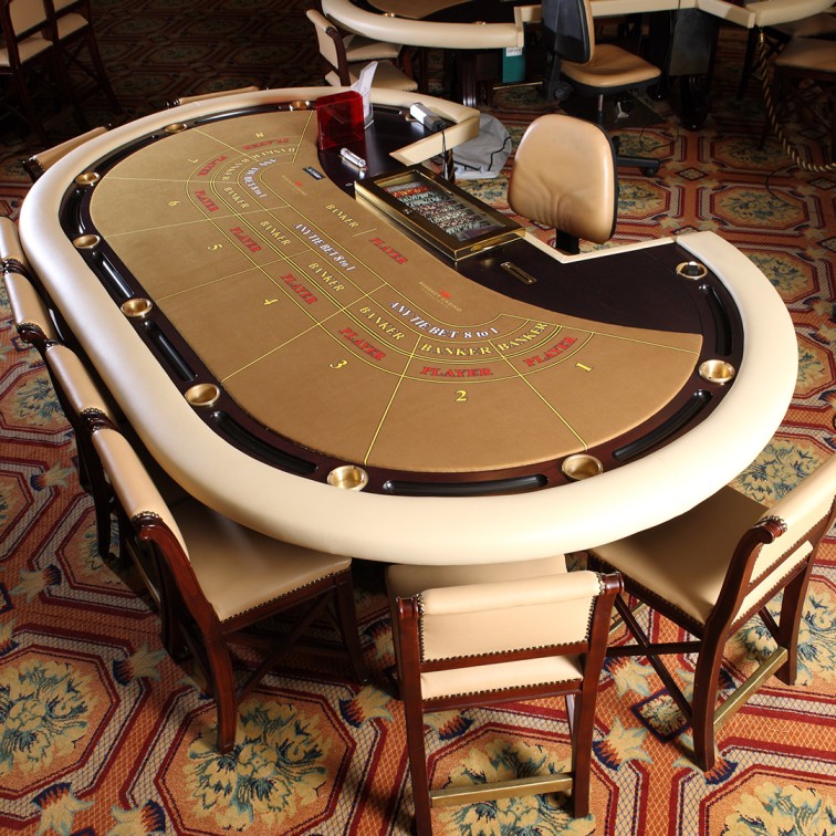 Mesa de Bacará VIP com iluminação elegante e fichas de alto valor