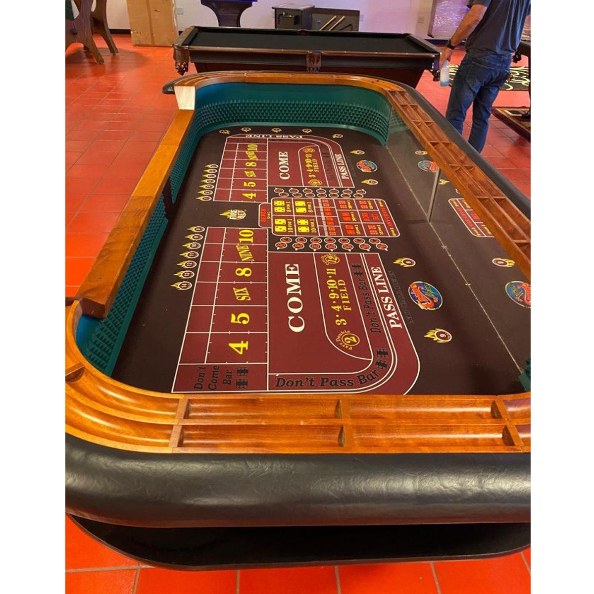 Mesa de Blackjack vista de cima, com cartas, fichas e um dealer